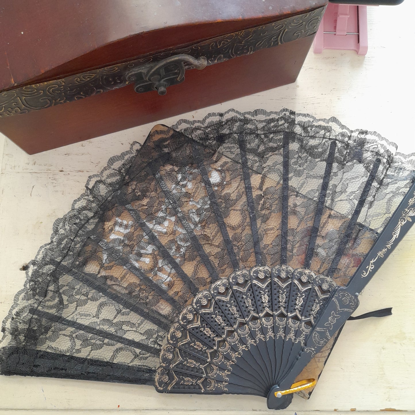 Vintage style lacy fan
